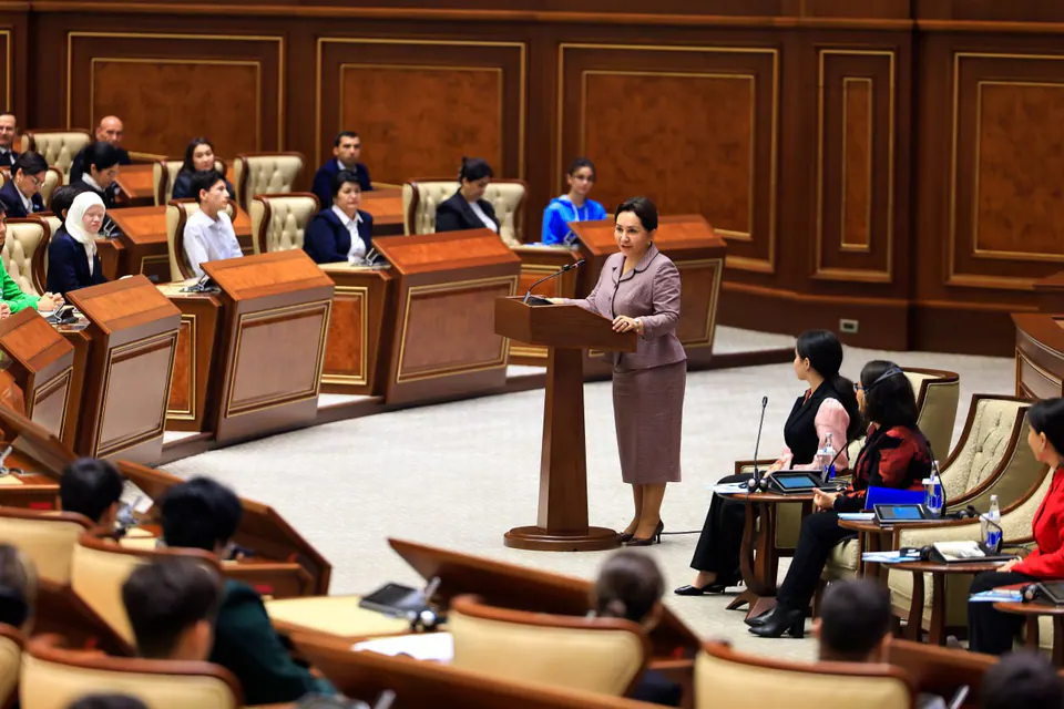 A speaker addressing young people in the Senate chamber.