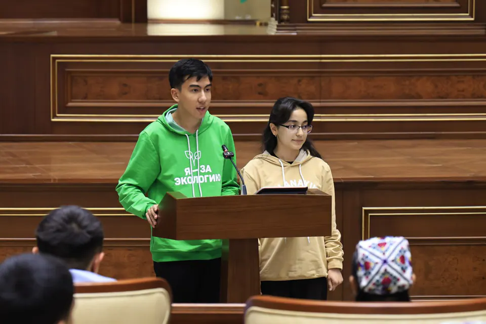 Young delegates presenting at the Senate.