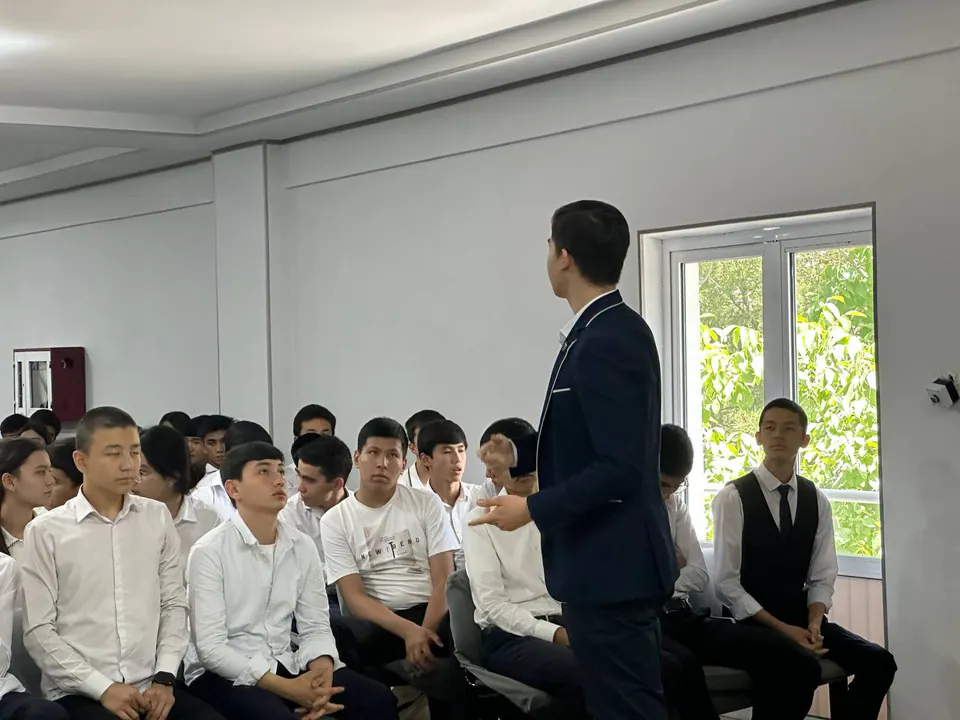 Explaining how a Model UN committee works.