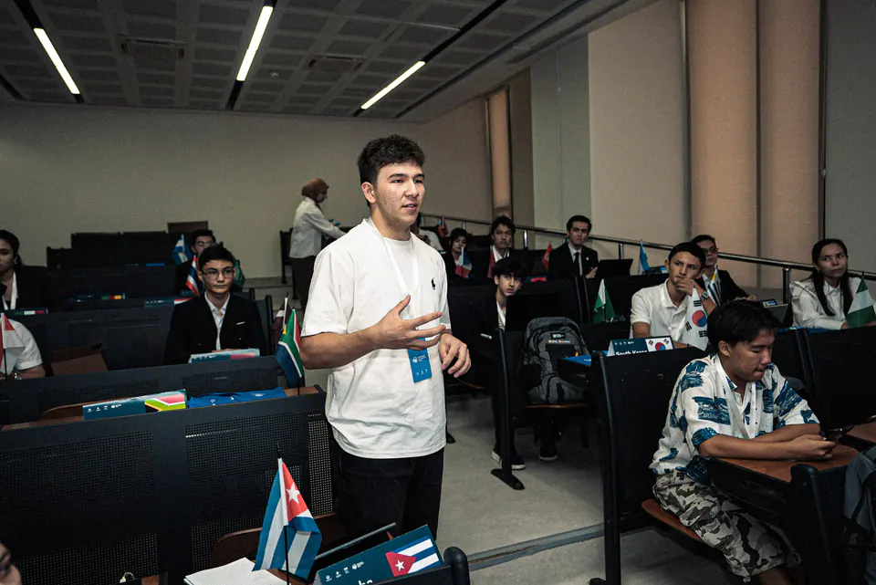 Delegates questioning each other during debate.